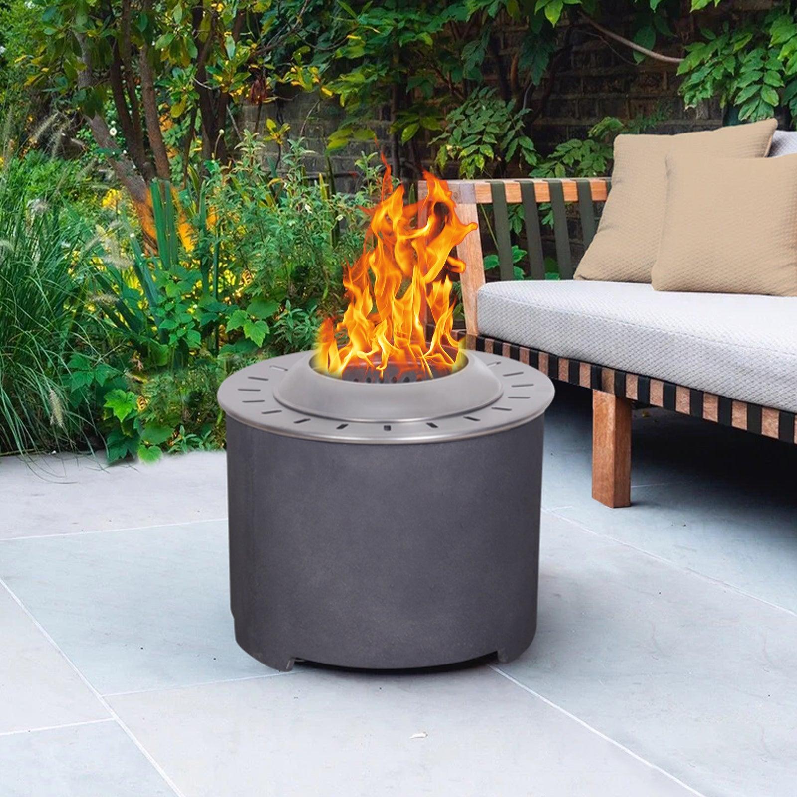Fogón sin humo con textura de hormigón sintético gris oscuro, con pellets de madera, ramas o madera como combustible para jardín y exteriores.