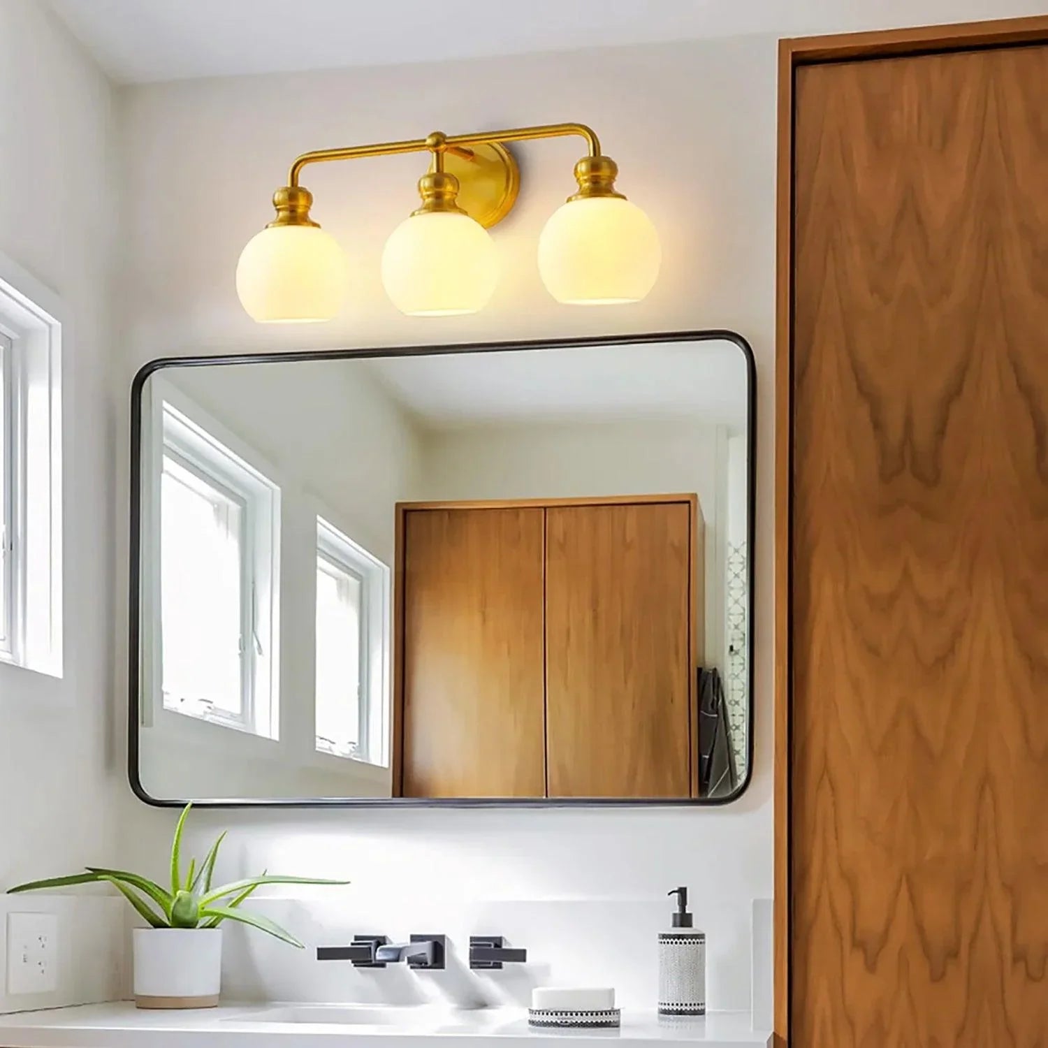 Lámpara de tocador moderna de 3 luces de vidrio esmerilado Irvine Gold