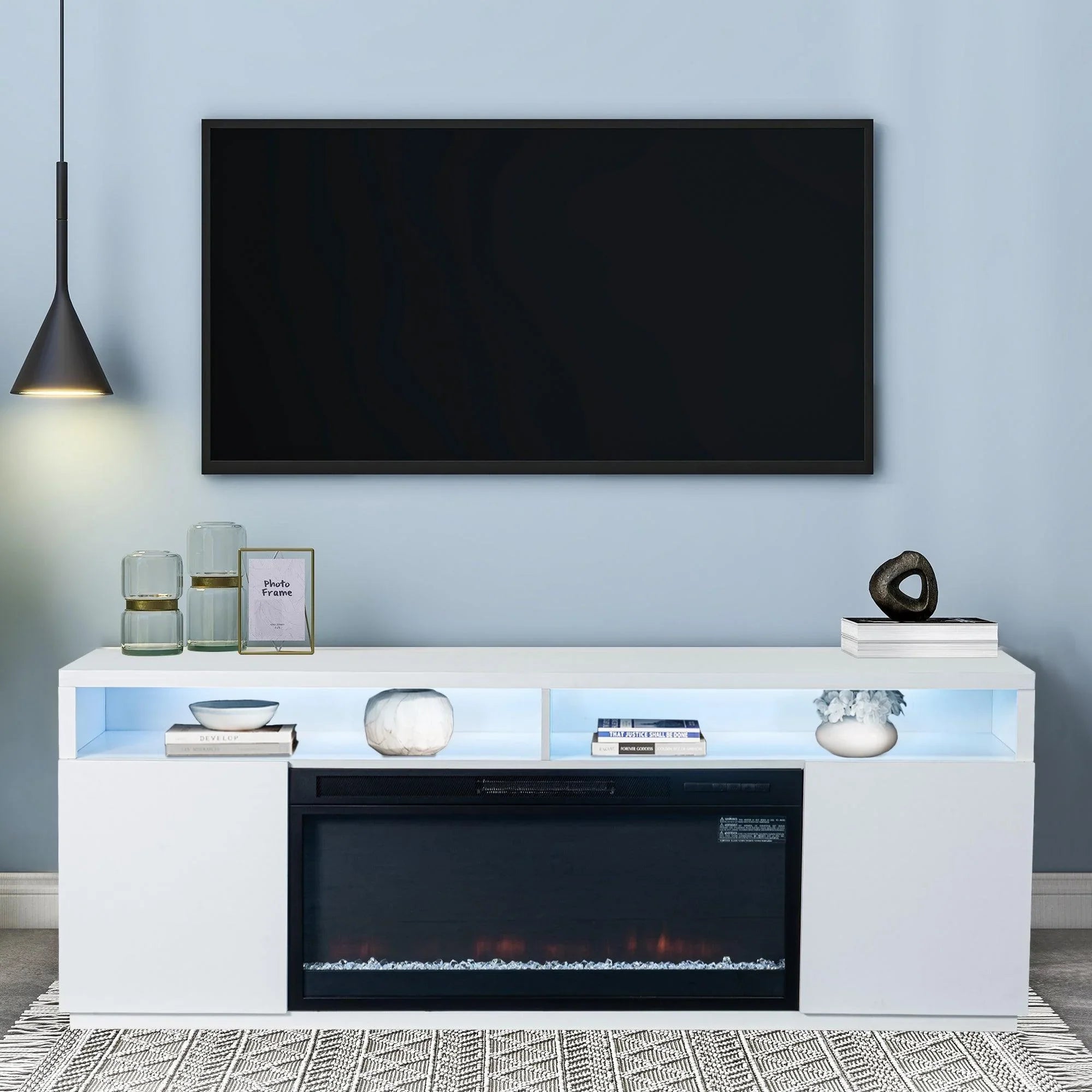 Moderno soporte para TV LED de 68" con chimenea eléctrica de 36" para sala de estar, en blanco o negro.