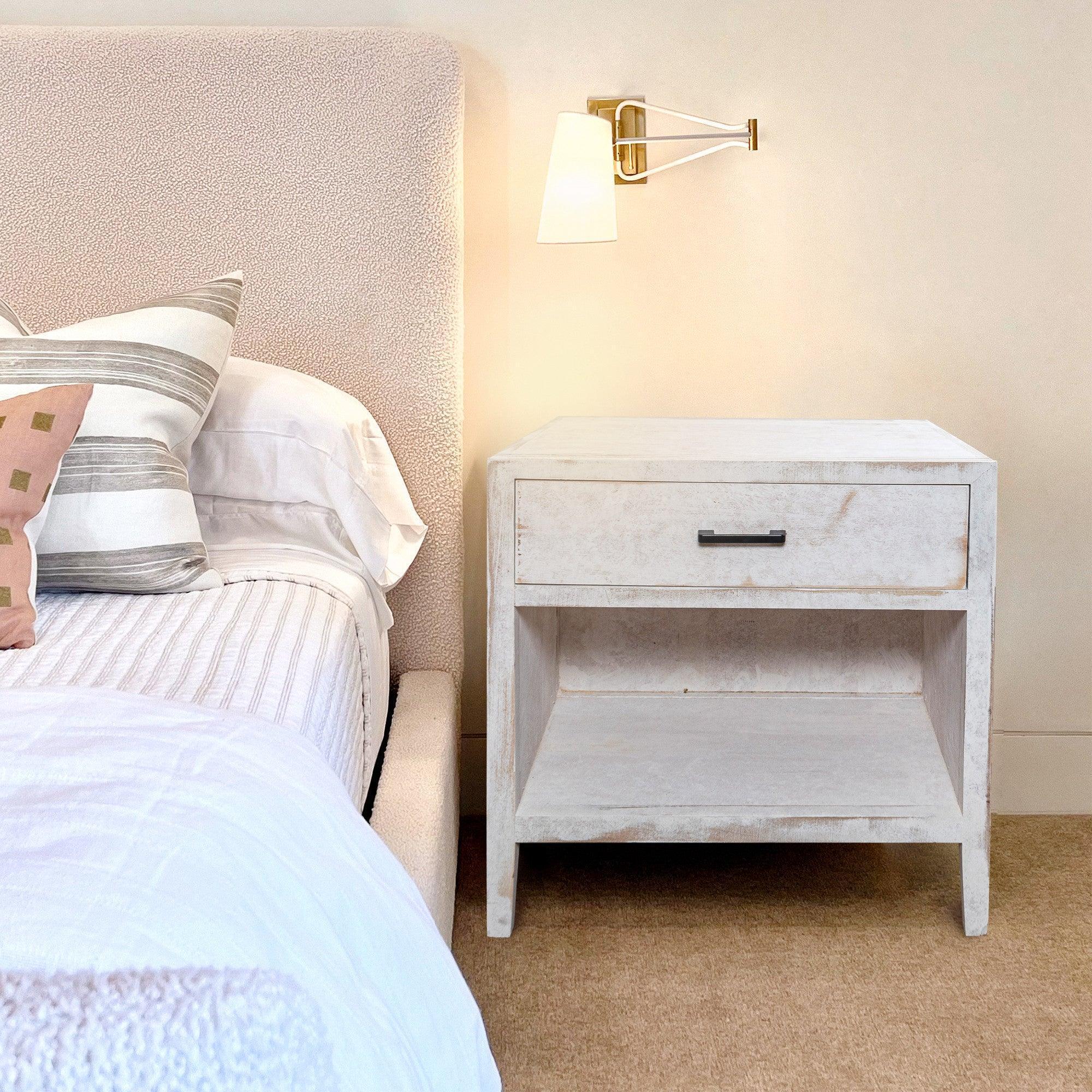 Mesita de noche clásica moderna de madera maciza blanca con 1 cajón