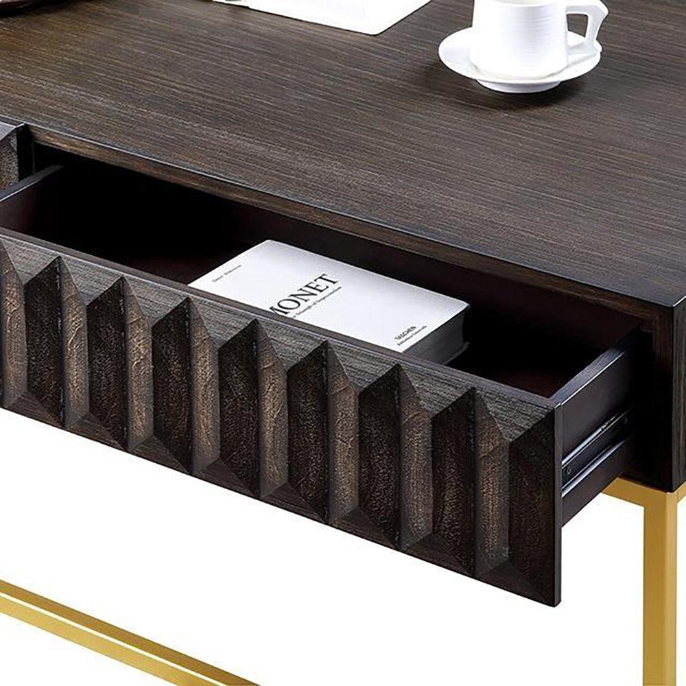 Mesa de centro con paneles frontales texturizados en nogal y dorado y cajones ocultos