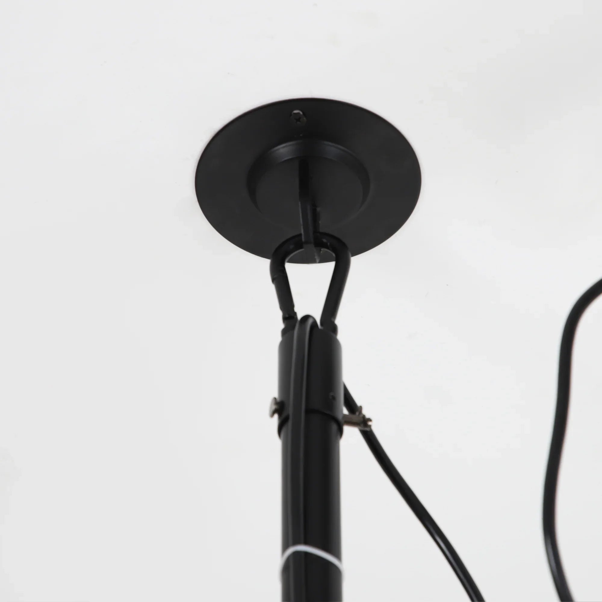 Ventilador de techo industrial Vistula de 20 pulgadas con motor de CC para exteriores, color negro, con hebilla colgante y varilla bajante, con luz