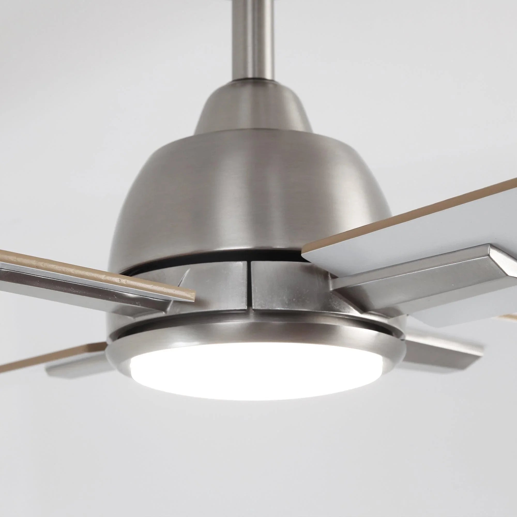 Ventilador de techo reversible Linden de 48" con motor de CC, montaje en varilla, iluminación y control remoto