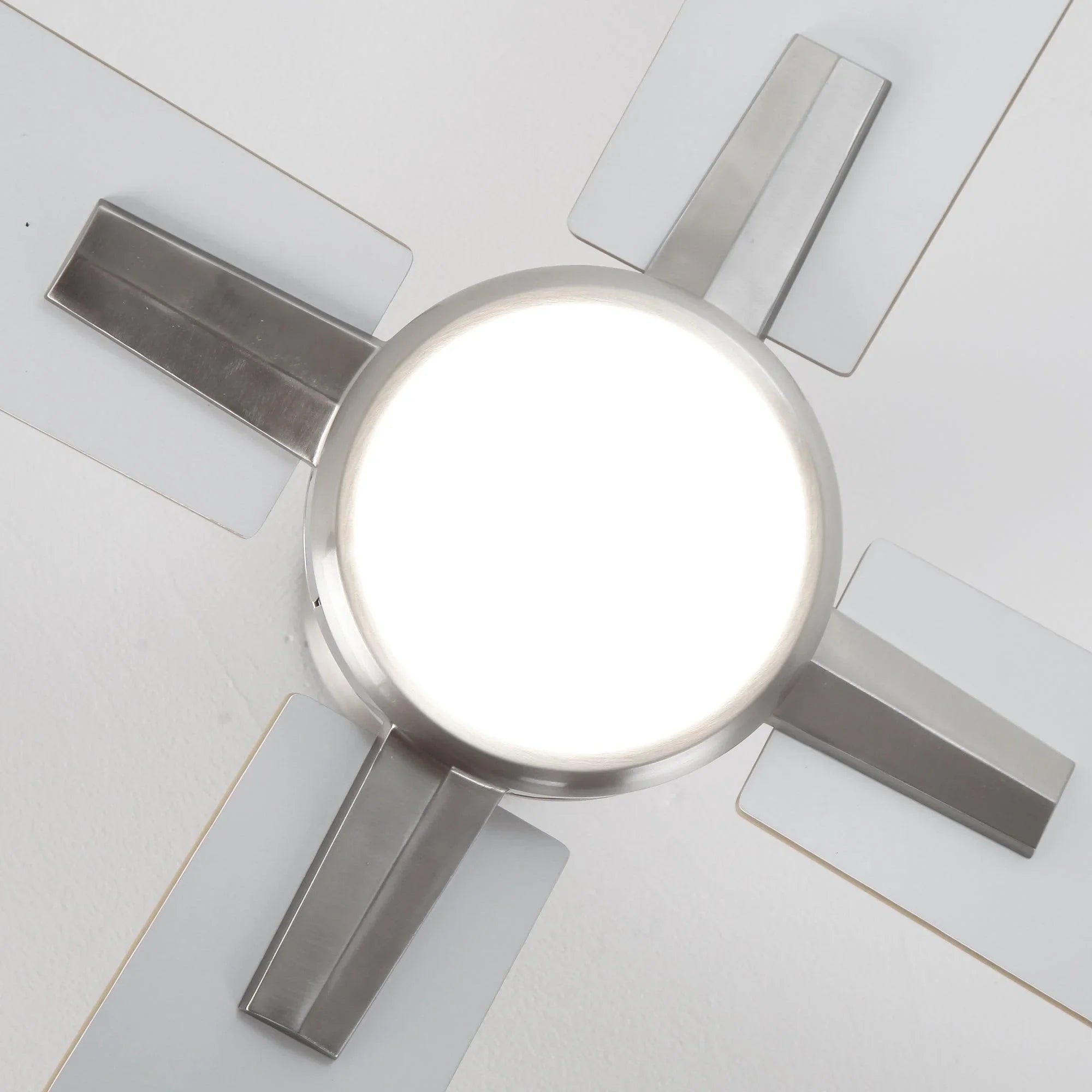 Ventilador de techo reversible Linden de 48" con motor de CC, montaje en varilla, iluminación y control remoto