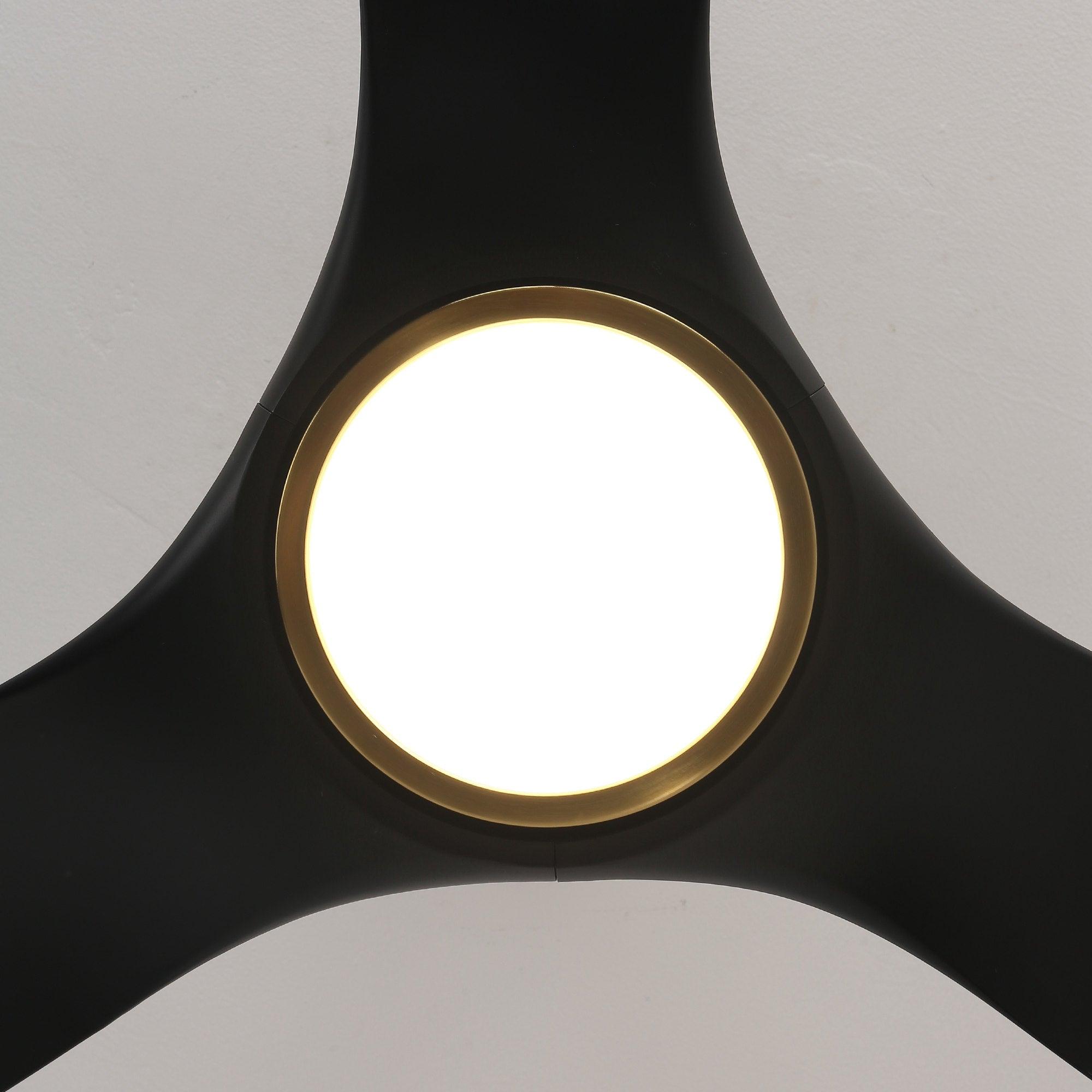 Ventilador inteligente moderno de 52" con motor de CC, 3 aspas y montaje en varilla con luz LED