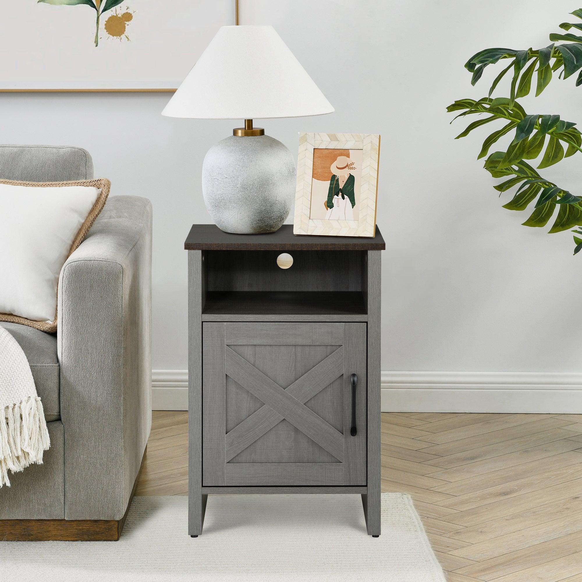 Mesa auxiliar de 40,6 cm en gris estilo granja con puerta estilo granero y estante abierto de Furniture of America