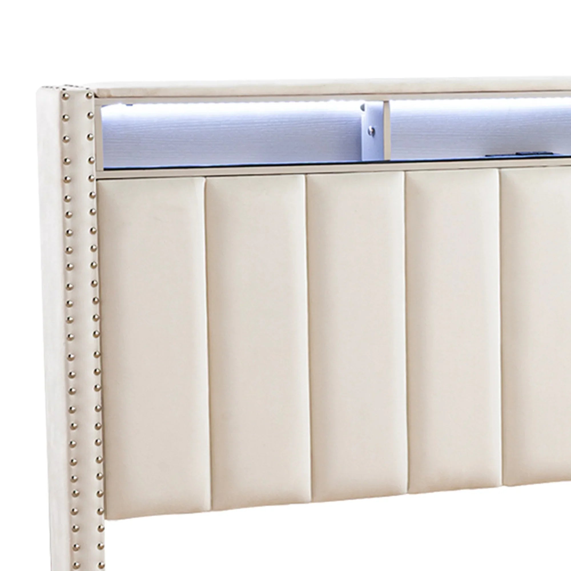 Cama de plataforma beige con elegante diseño capitoné, mueble de dormitorio duradero con soporte de listones de madera, sin necesidad de somier.