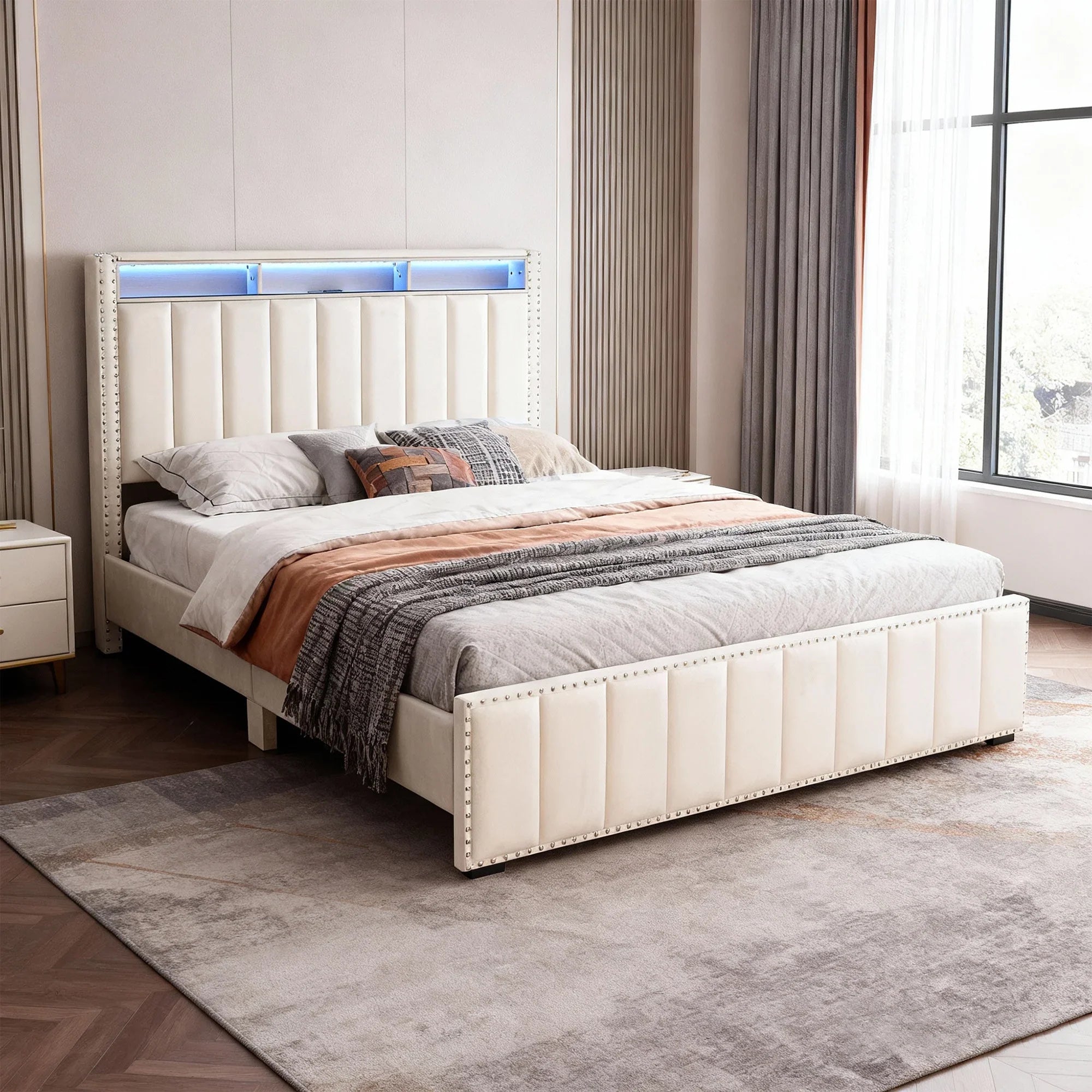 Cama de plataforma beige con elegante diseño capitoné, mueble de dormitorio duradero con soporte de listones de madera, sin necesidad de somier.