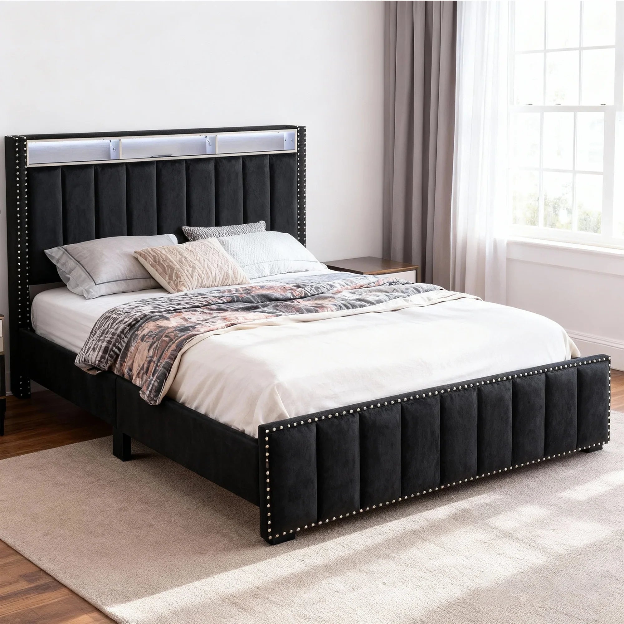 Cama de plataforma beige con elegante diseño capitoné, mueble de dormitorio duradero con soporte de listones de madera, sin necesidad de somier.