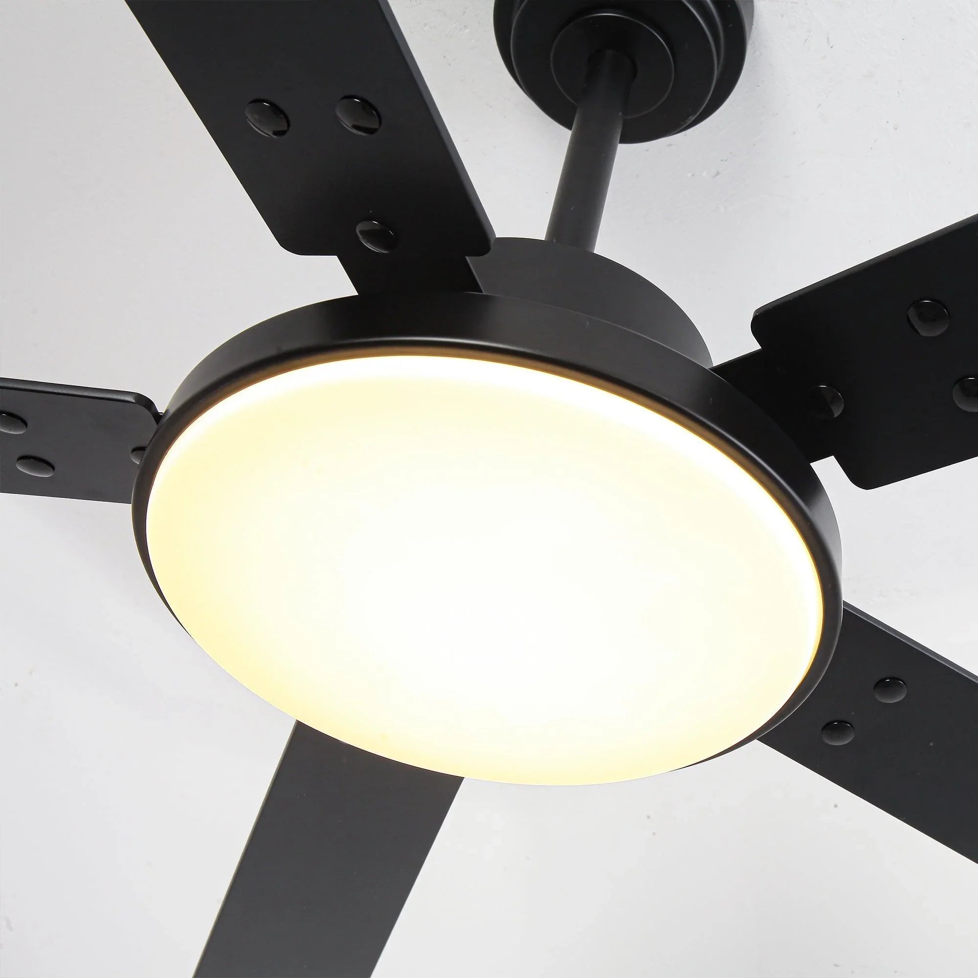 Ventilador de techo moderno Vaczon de 52 pulgadas con motor de CC y 5 aspas, luz LED y control remoto.
