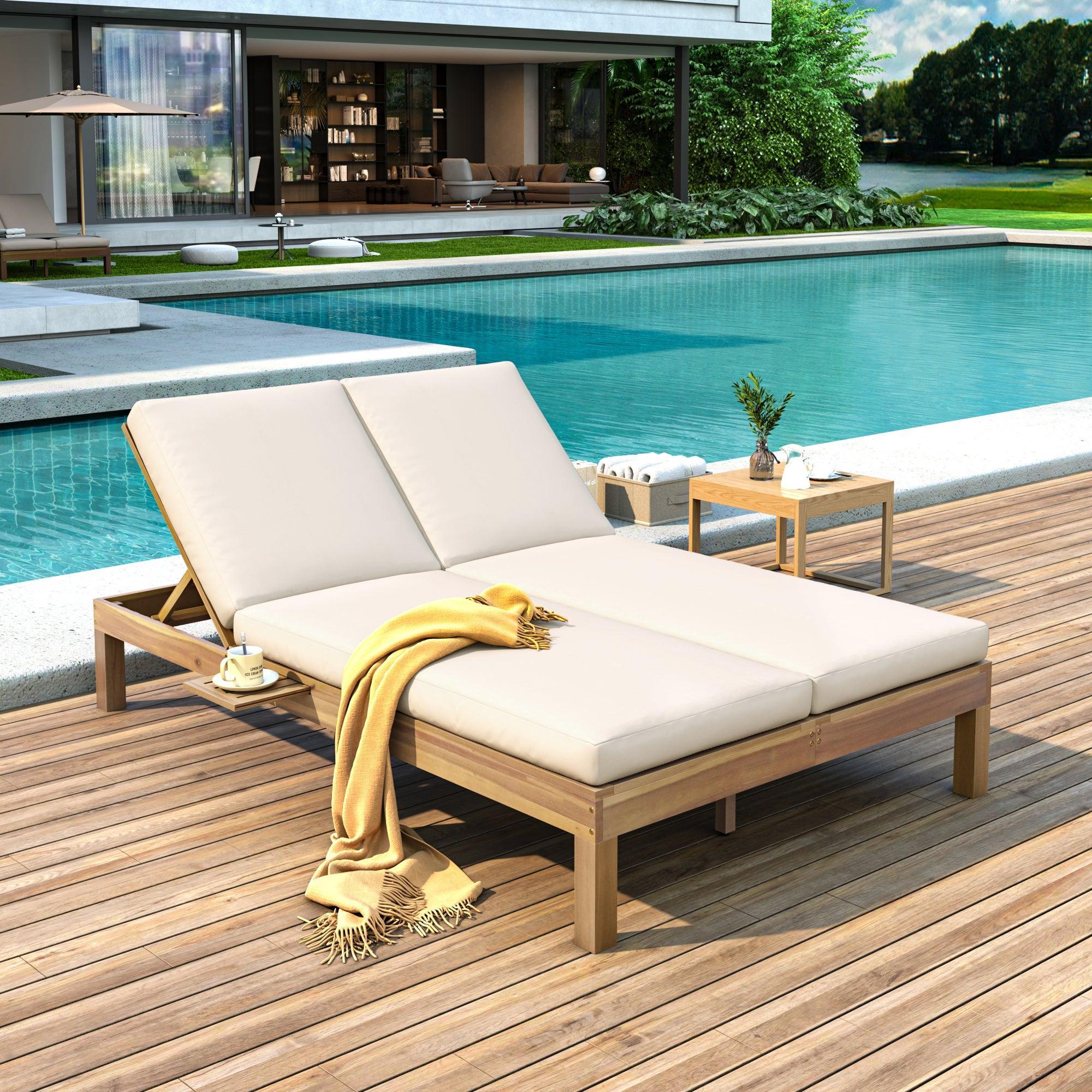 Chaise longue de exterior con respaldo ajustable en 5 posiciones, cojín y bandejas laterales plegables para 2 personas, ideal para jardín junto a la piscina.