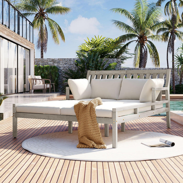 Cama de día para exterior, cama de día para patio con cuatro almohadas, cama de madera para exterior con reposabrazos curvos para piscina, patio y jardín.