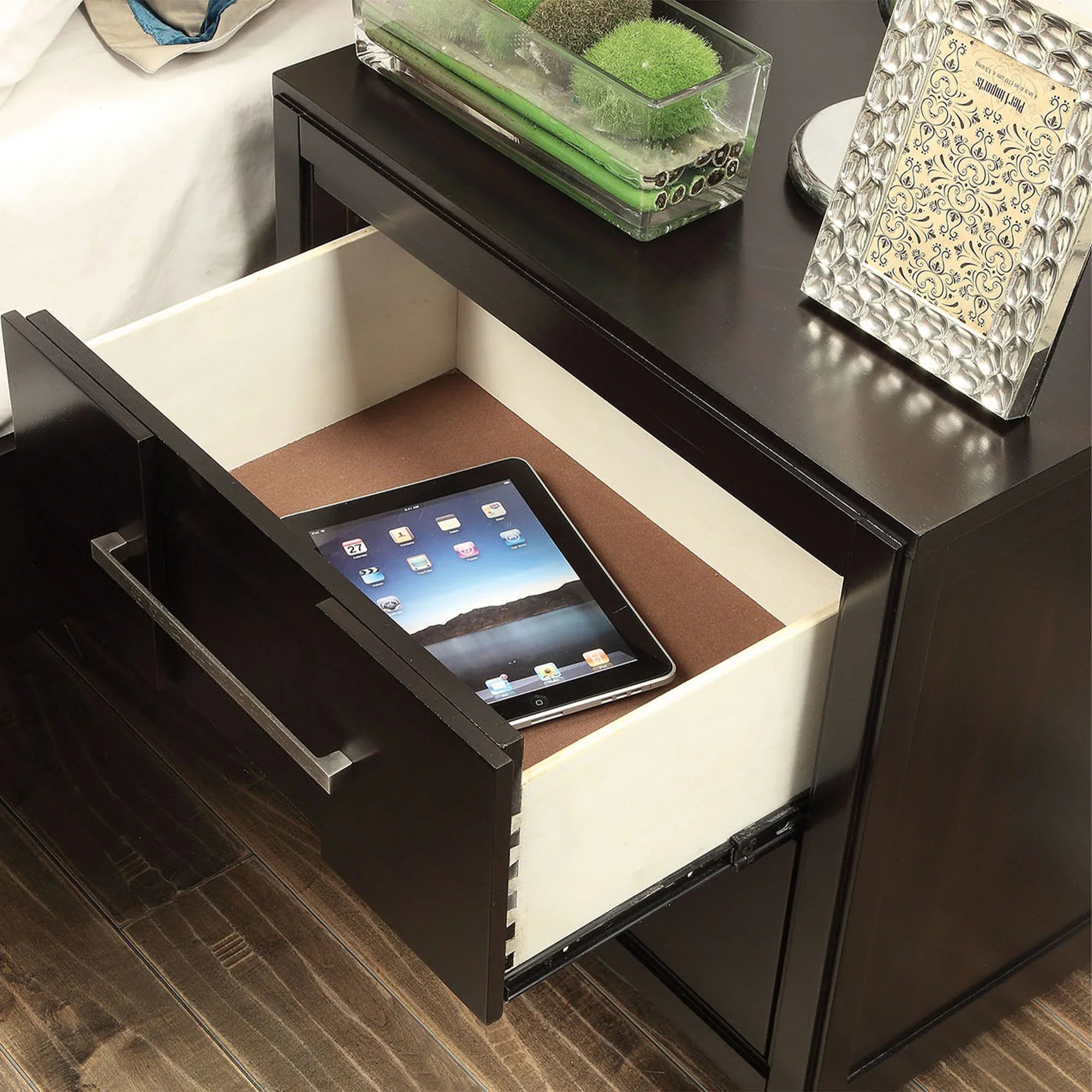 Berenice 23" Transitional Solid Wood 2-Drawer Nightstand
