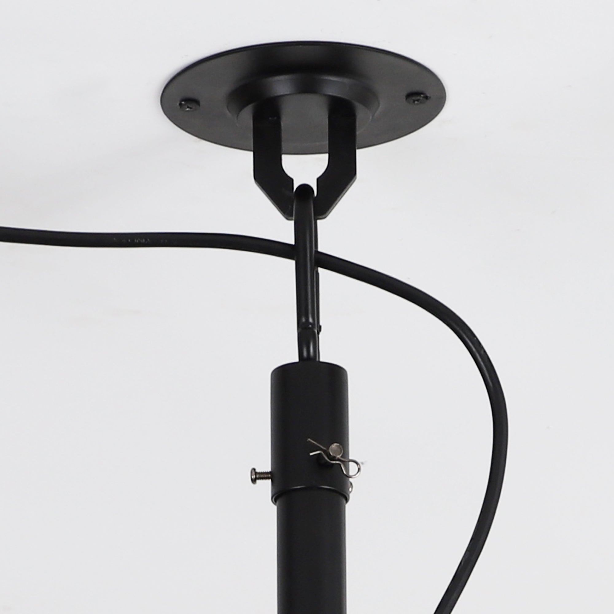 Ventilador de techo Rhine de 42 pulgadas para interiores y exteriores, resistente al agua, IP65, color negro, con luz LED y práctico gancho para colgar.