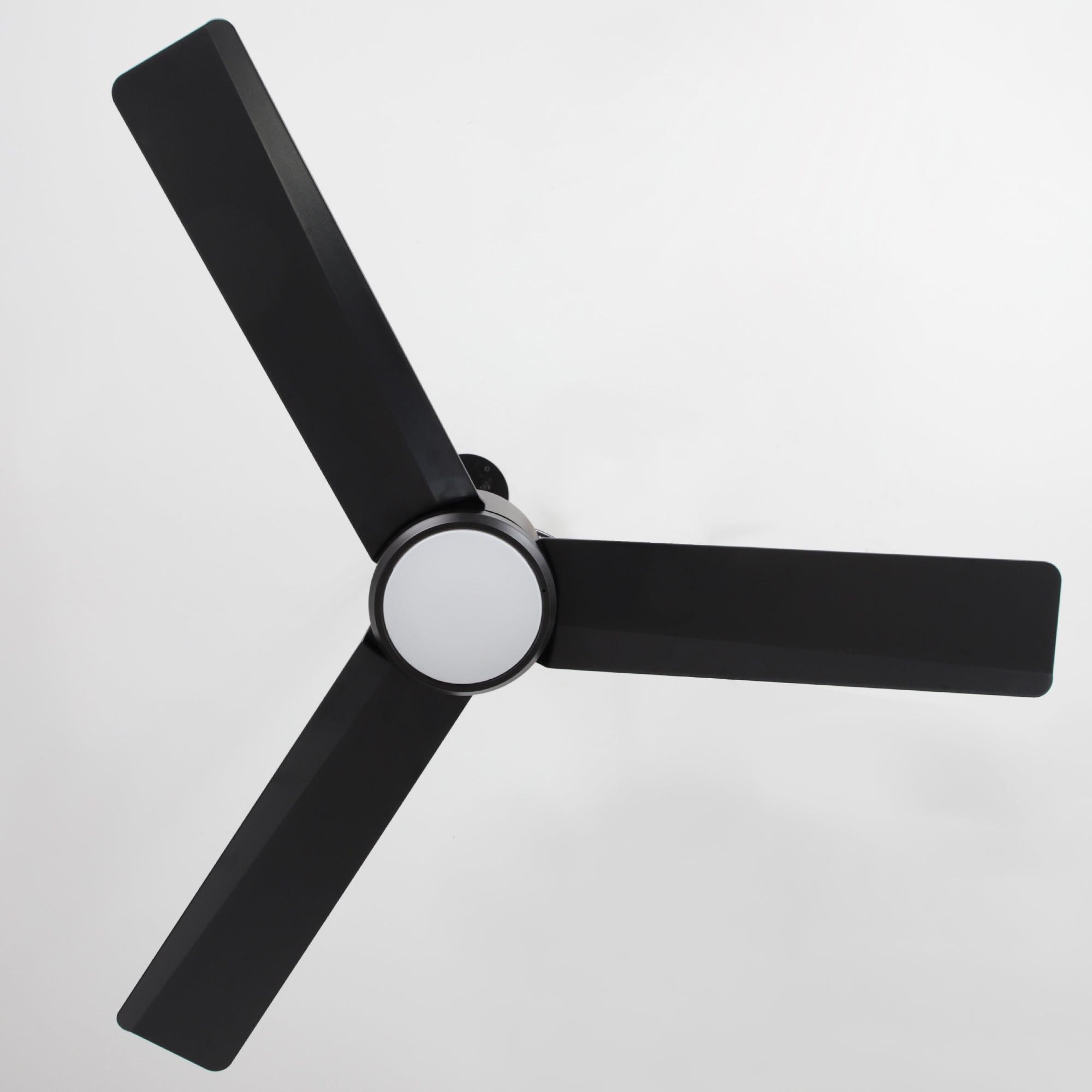 Ventilador de techo Rhine de 42 pulgadas para interiores y exteriores, resistente al agua, IP65, color negro, con luz LED y práctico gancho para colgar.