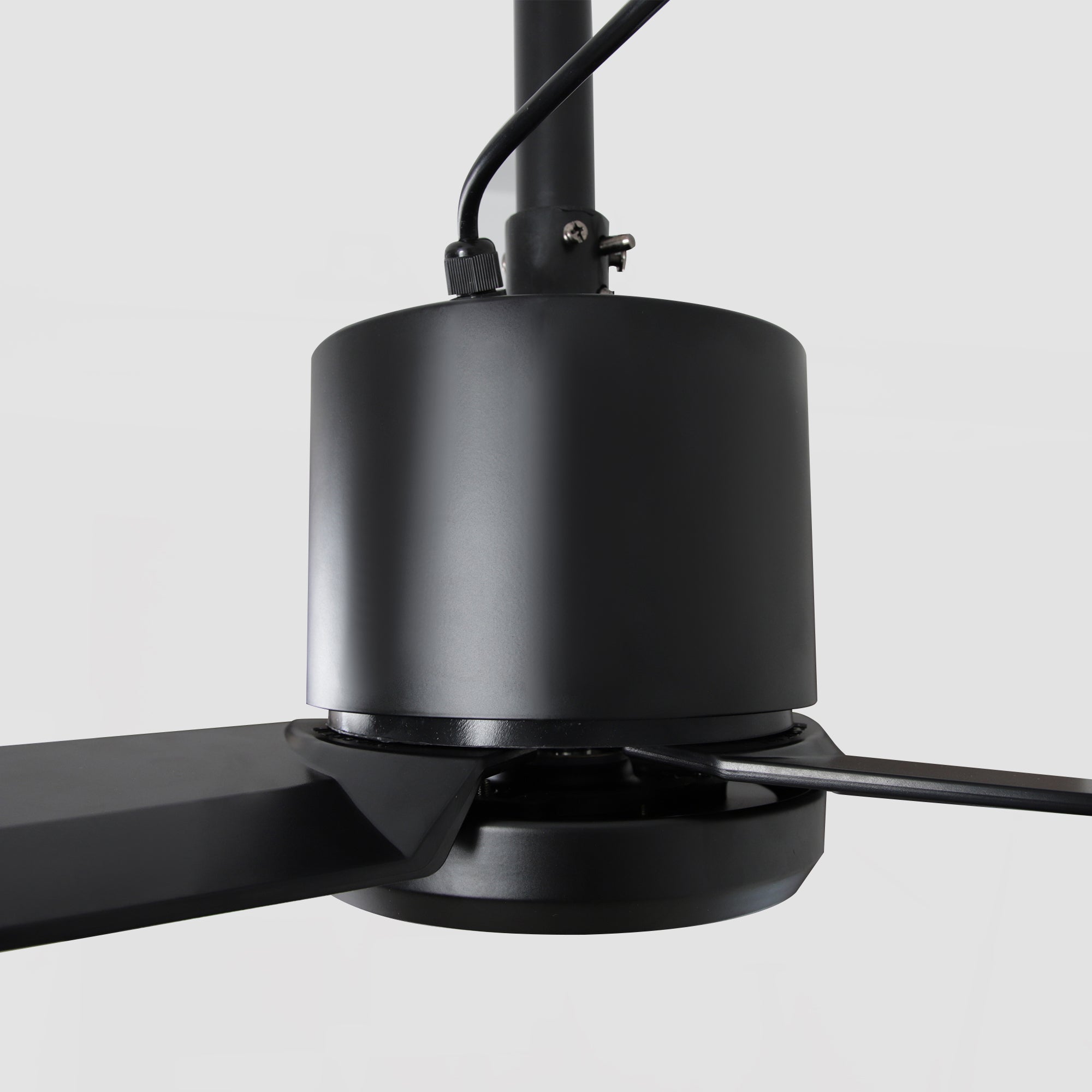 Ventilador de techo Rhine de 42 pulgadas para interiores y exteriores, resistente al agua, IP65, color negro, con luz LED y práctico gancho para colgar.