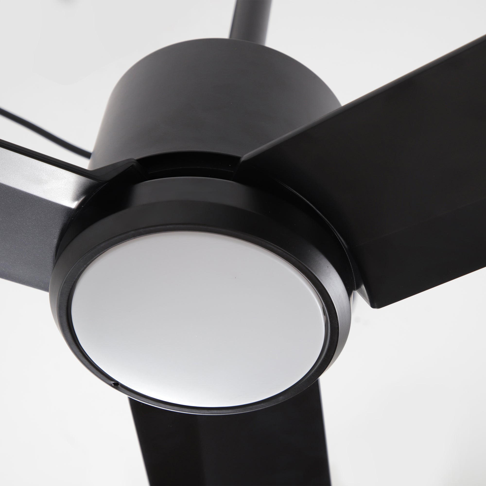 Ventilador de techo Rhine de 42 pulgadas para interiores y exteriores, resistente al agua, IP65, color negro, con luz LED y práctico gancho para colgar.
