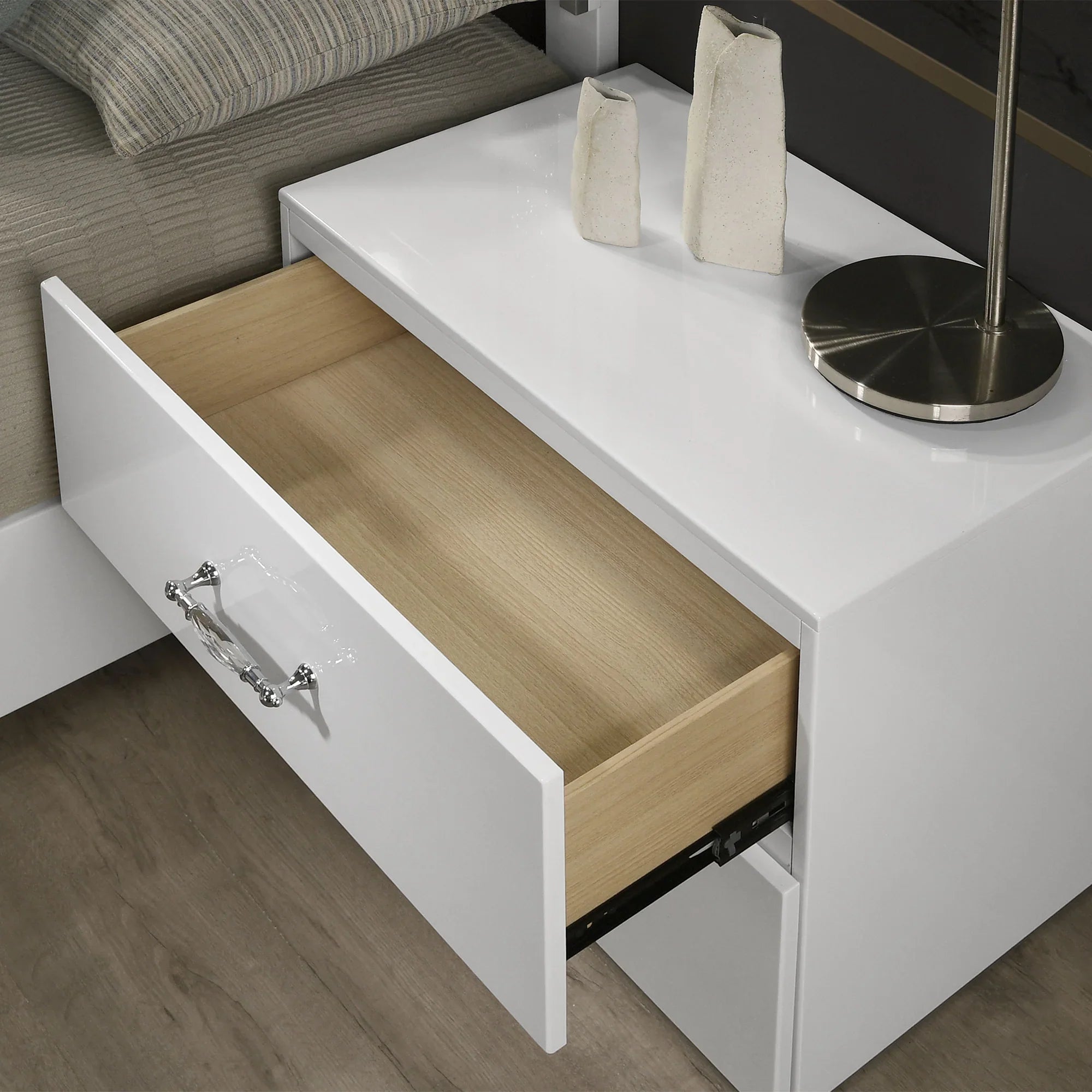 Mesa auxiliar de 40,6 cm en gris estilo granja con puerta estilo granero y estante abierto de Furniture of America