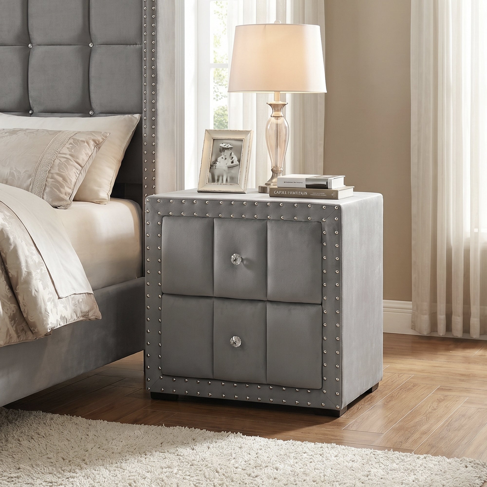 Cama de plataforma beige con elegante diseño capitoné, mueble de dormitorio duradero con soporte de listones de madera, sin necesidad de somier.