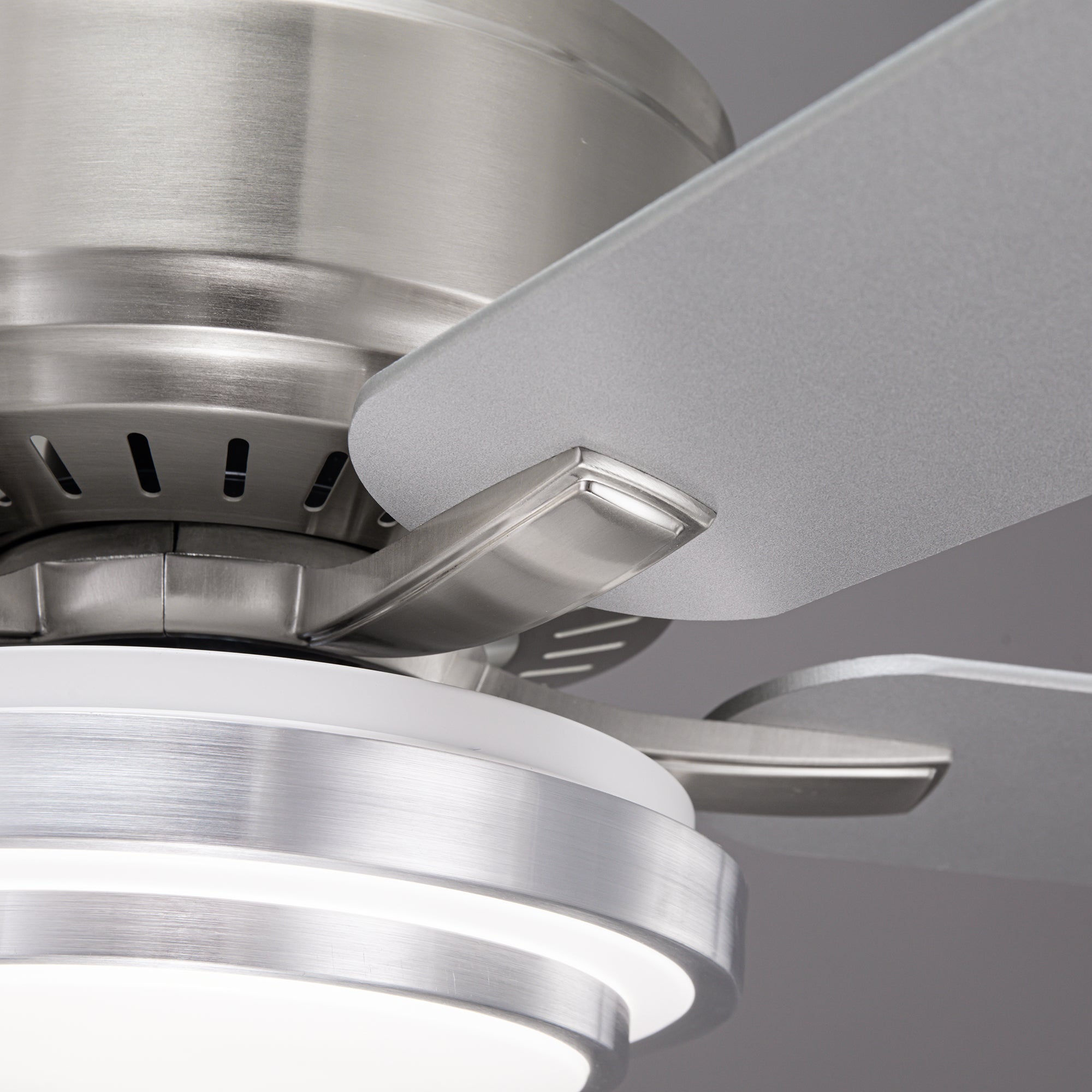 Vaczon de 52" con 5 aspas, luz LED y control remoto