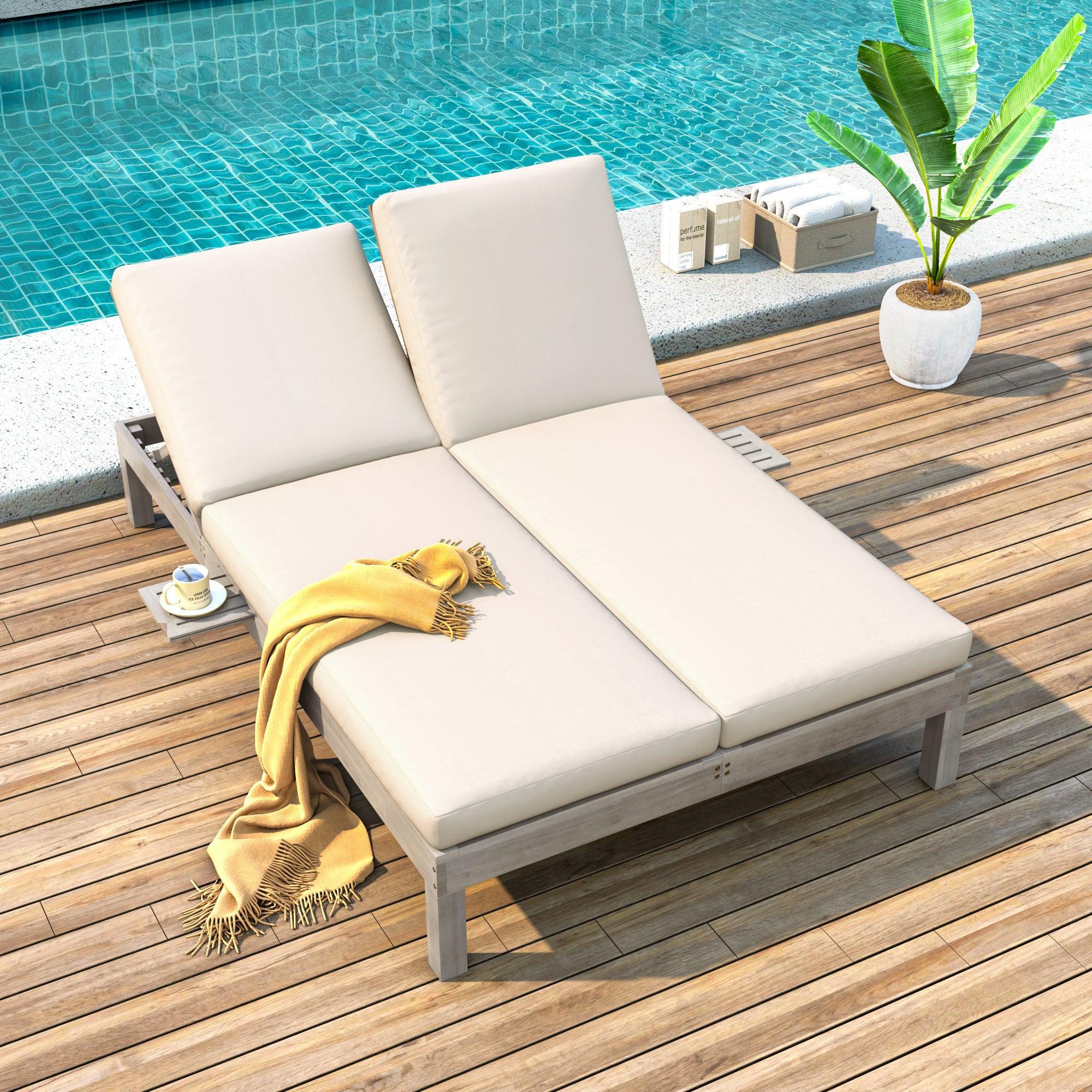 Chaise longue de exterior con respaldo ajustable en 5 posiciones, cojín y bandejas laterales plegables para 2 personas, ideal para jardín junto a la piscina.
